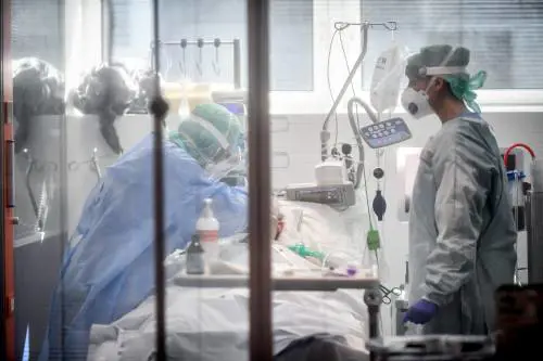 E la virologa Gismondo rivela: "Il virus adesso è cambiato. Troppi morti..."