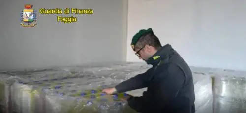 Alcool di contrabbando pronto alla vendita: scattate le denunce