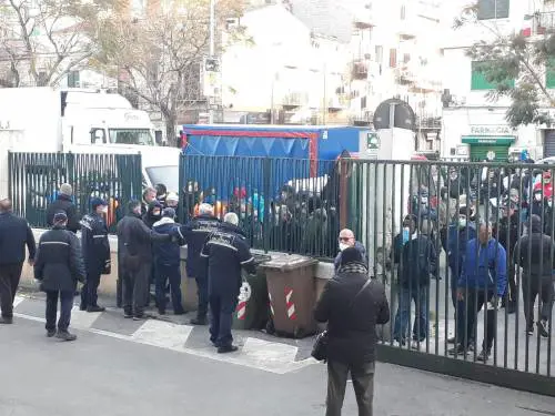 Il mercato ortofrutticolo di Palermo presidiato dalla polizia municipale