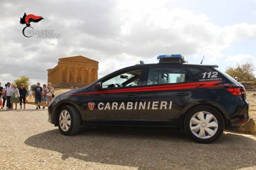 Ruba un suv, fugge dai carabinieri e si schianta: arrestato tunisino