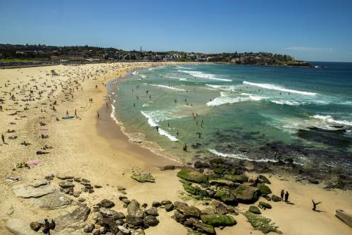 Gli australiani non pensano al coronavirus: in migliaia in spiaggia