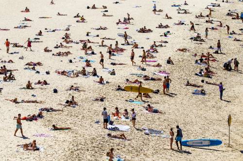 Il virologo Clementi: "Si potrà andare al mare, portandosi la mascherina"