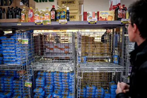 Positiva al virus, litiga al market e tossisce in faccia alla cassiera