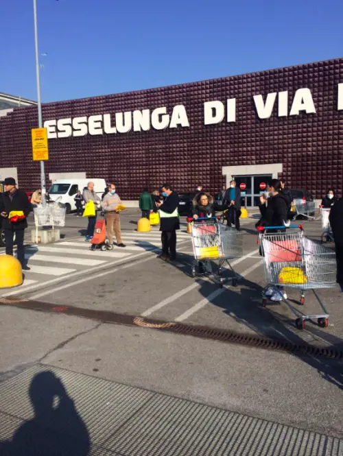 In coda per la spesa da paura. "Due casse d'acqua? Poche..."