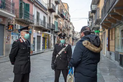 Coronavirus, negozi chiusi e strade deserte: viaggio nelle città blindate