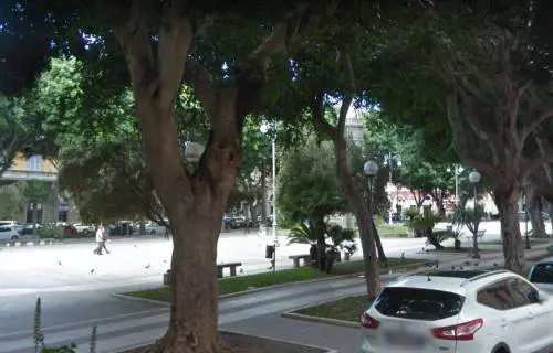 Cagliari, sorpreso a bivaccare in piazza: maliano attacca agenti