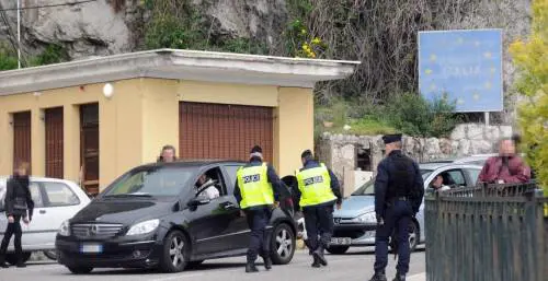 Mentre combattiamo il virus, francesi ci scaricano i migranti