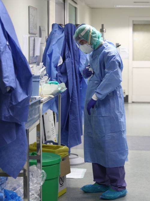 Coronavirus, ad Aosta mancano i camici: medici con sacchi di plastica