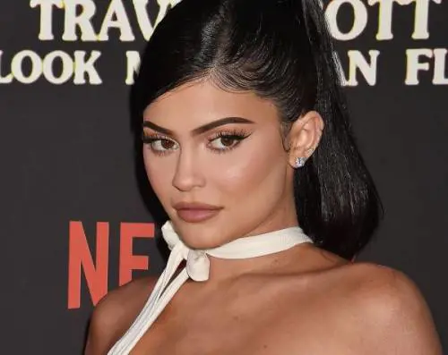 Kylie Jenner preoccupata per i fan: "State a casa. Nessuno è immune"