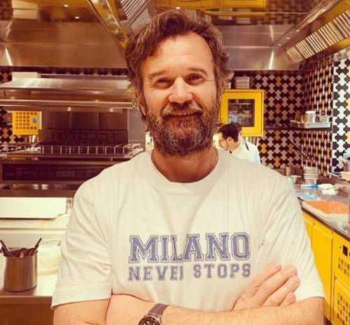 Carlo Cracco volontario in cucina per gli operai dell’ospedale da campo di Milano