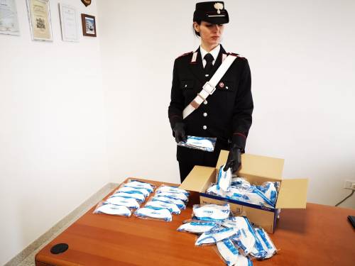 Vendono mascherine e igienizzanti non a norma: denunciati