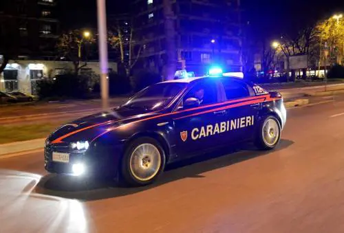 Colpisce la madre al collo poi la decapita