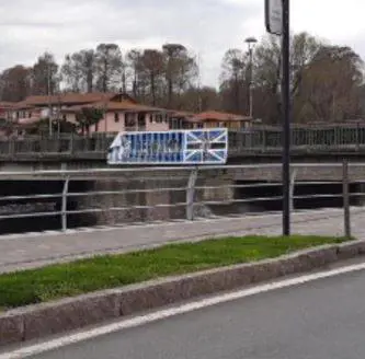 Coronavirus, atto vandalico a Sarnico: tagliato lo striscione di Atalanta e Brescia