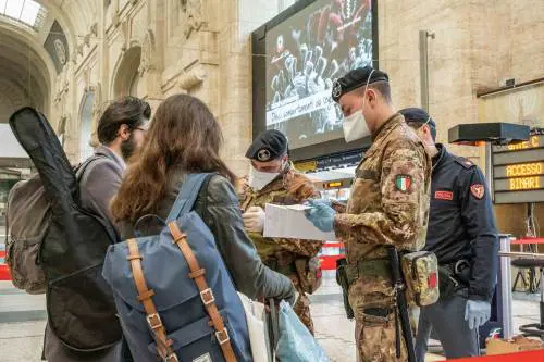 Fermati "fuggiaschi" verso Sud. Pianti e urla isteriche a Milano