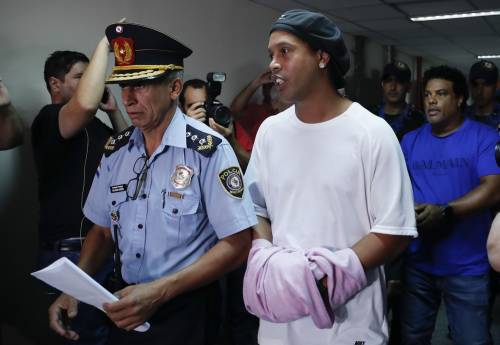 Ronaldinho lascia il carcere: pagata la cauzione per i domiciliari