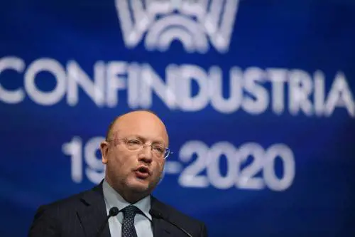 Il Pil crollerà del 10%. Boccia alle imprese: "Pagate i fornitori"