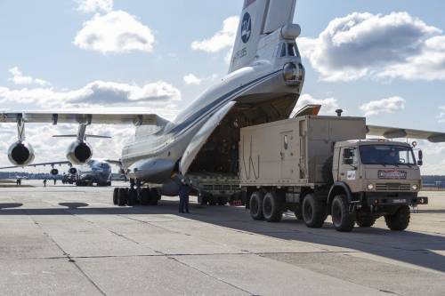 Esplode la "guerra degli aiuti": le potenze sbarcano in Italia
