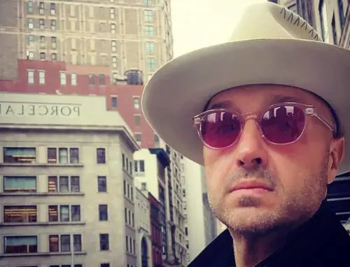 Bufera social su Joe Bastianich in giro ​per New York: "Stai a casa capra pelata"