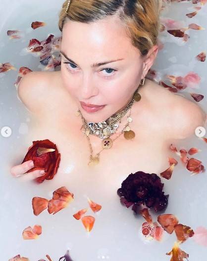 Madonna si mostra nuda e parla del coronavirus