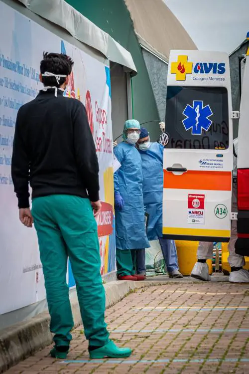 Coronavirus, rivolta dei medici "Tamponi solo ai calciatori...?"