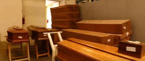 Piacenza, troppi deceduti e il forno crematorio va in tilt: 100 le bare accatastate