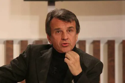 "Vestitevi come per uscire, ballate e telefonate in piedi"