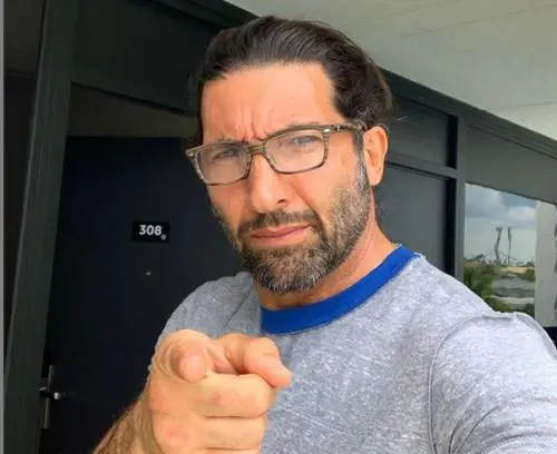 Coronavirus, Walter Nudo: "E se la prendessi come una vacanza?". Il web insorge