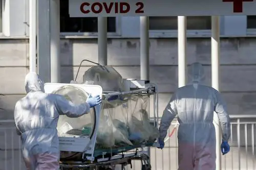 Il virologo Galli: "Immigrati africani immuni? È solo un'ipotesi"