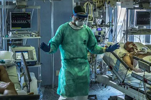 Virus, a Napoli quattro pazienti si risvegliano dopo l'uso del Tocilizumab