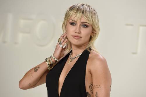 Miley Cyrus contro la Chiesa: "Ha cercato di convertire i miei amici gay"
