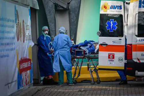 Coronavirus, rallenta la crescita dei contagi. Ma le nuove vittime sono 743