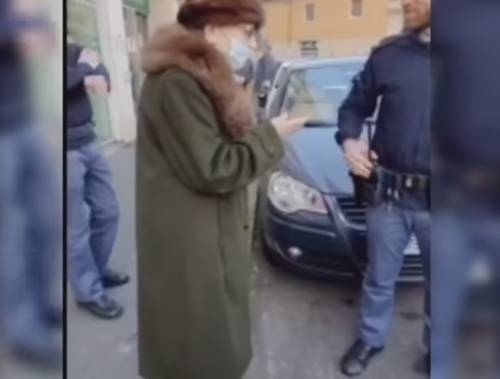 "È nostro dovere": così i poliziotti hanno aiutato un'anziana in un momento di difficoltà