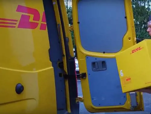 Pestano un corriere e gli rubano il furgone: caccia ai magrebini