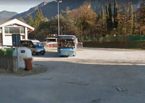 Ghanese danneggia un bus e aggredisce i carabinieri