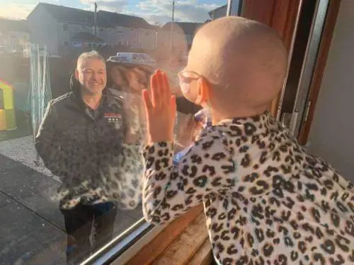 Coronavirus, bimba ha il cancro e il papà la saluta dalla finestra