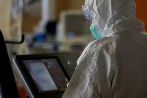 "L'effetto meteo" arma il Covid: ecco come si comporta il virus