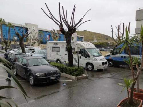 Messina, il sindaco si barrica nell'hotel