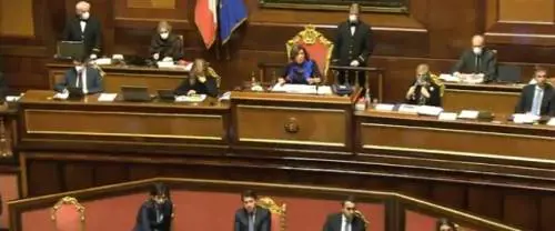 In Senato si alzano i toni. La Casellati: "Basta urla e rimettete le mascherine"