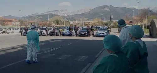 "Sull'attenti! Saluto ai medici". Il toccante omaggio degli agenti ai sanitari
