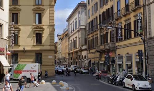 Firenze, clandestino rincorre uomo con catena: addosso anche coltelli