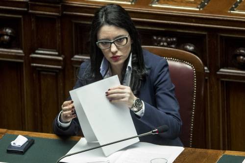 La fuga del ministro Azzolina: "Non ha risposto alle domande e se n'è andata"