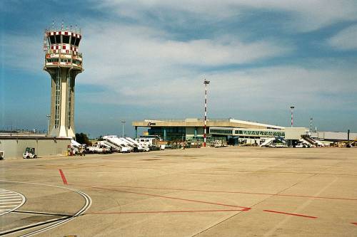 Panico sul volo Roma-Palermo: un caso sospetto blocca l'aereo