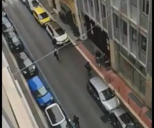 Bari, cittadini senza soldi si scagliano contro la banca chiusa