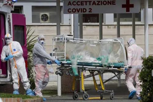 Stroncato dal virus a 34 anni, il virologo: "A rischio anche i giovani"