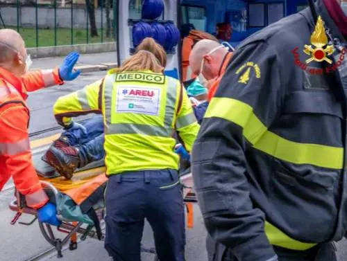 Milano, nordafricano scappa dalla polizia e si butta nel Naviglio in secca