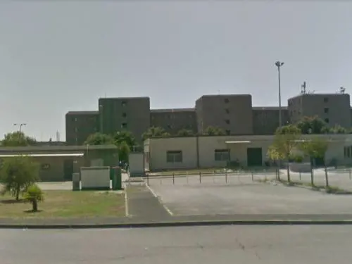 Caserta, 52enne ai domiciliari aggredisce la moglie con le forbici