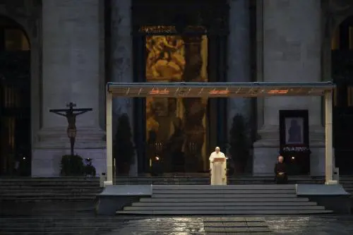 La preghiera universale del Papa per la fine della pandemia