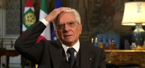"Ha il ciuffo", "Eh, il barbiere...". Il fuorionda di Mattarella online per errore