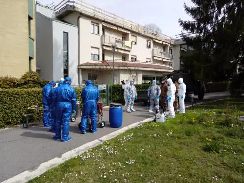 I russi disinfettano la casa di riposo