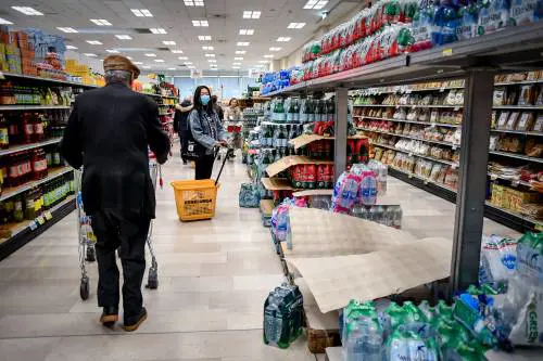 Follia in coda al supermercato Straniero ferisce tre poliziotti